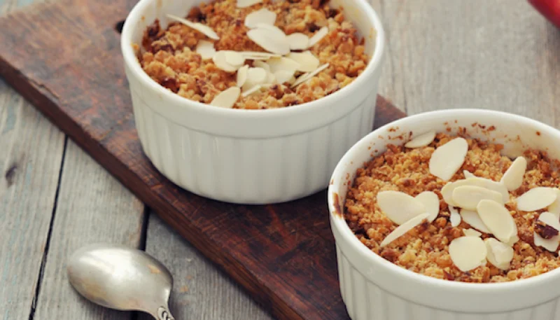 Crumble à l'amande, nectarine et noisette