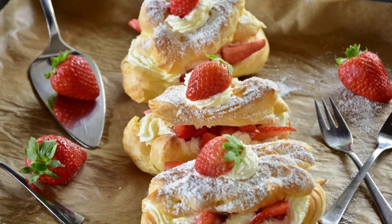 Eclairs à la fraise et à la chantilly