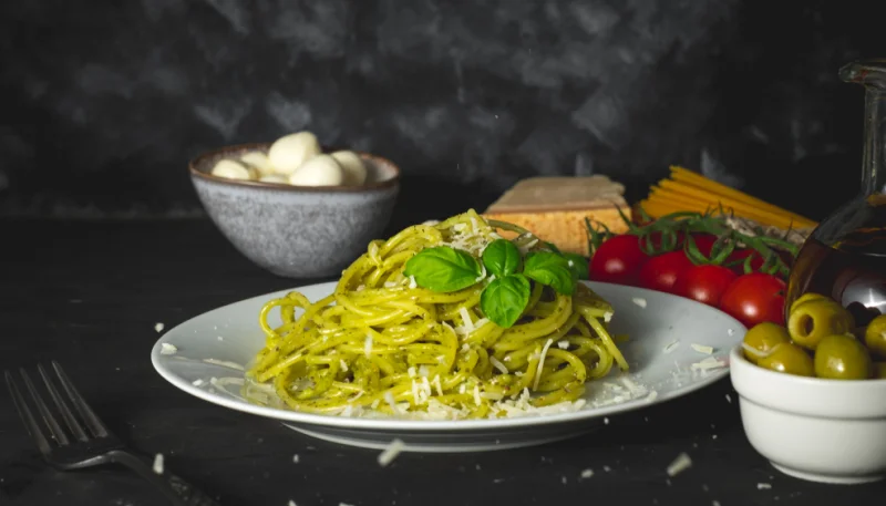 Pâtes sauce pesto au jambon cru
