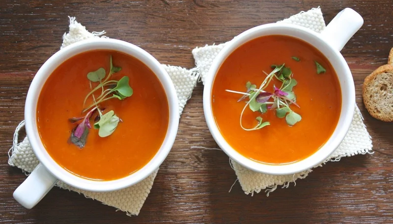 Soupe à la tomate onctueuse et rapide