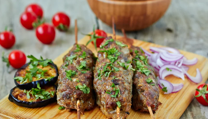 Brochettes d'agneau à l'oignon et au persil à la plancha