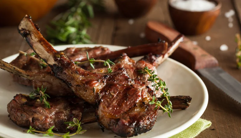 Côtelettes d'agneau à la sauce miel moutarde