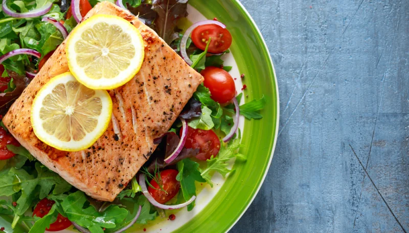 Filets de saumon et salade fraîcheur