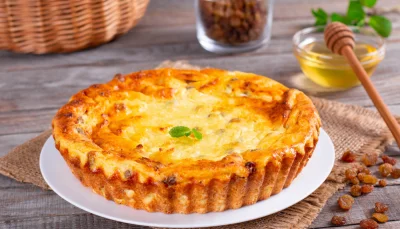 Gâteau au fromage blanc et raisins secs