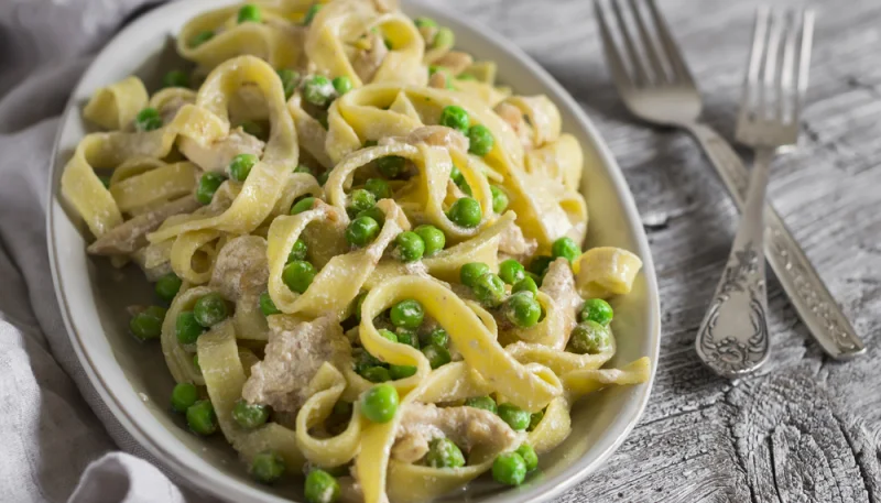 One pot pâtes, poulet et petits pois