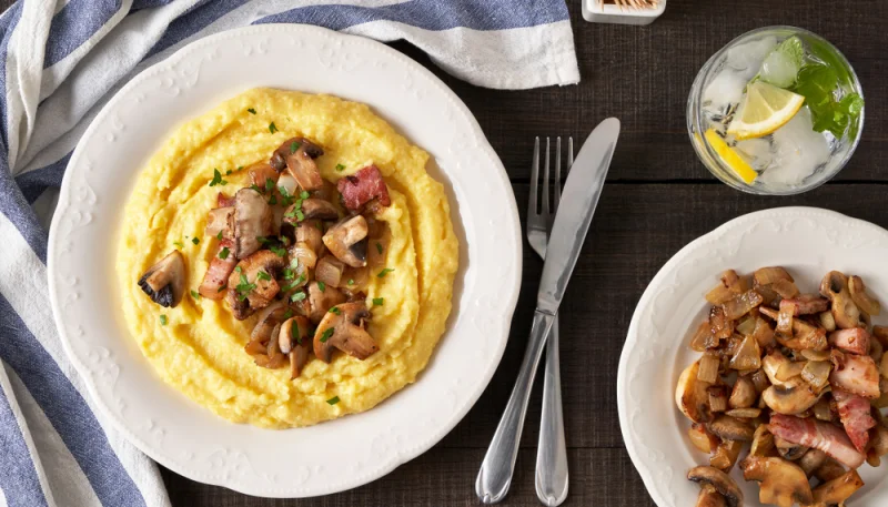 Polenta au fromage et champignons sautés