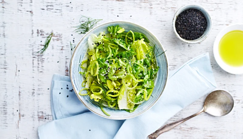 Salade de poireaux, pommes et pignons