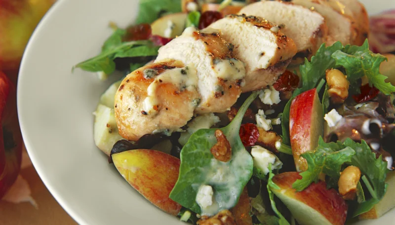 Salade de poulet, pommes-cacahuètes