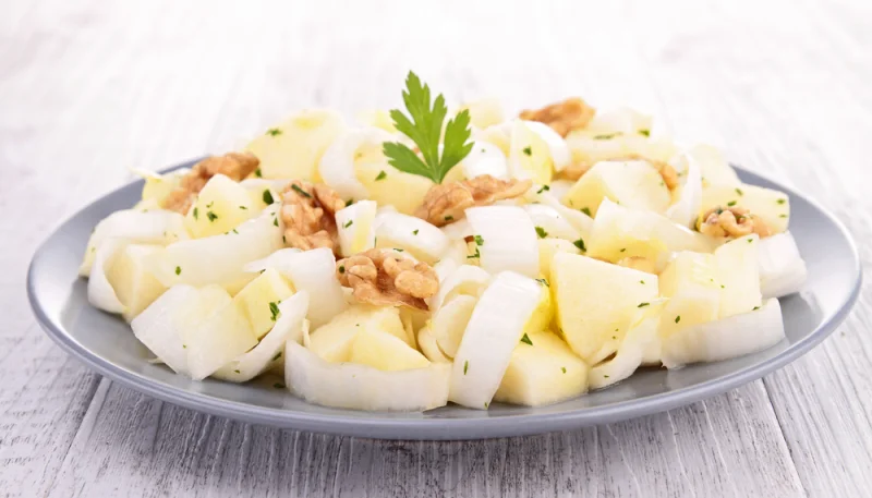 Salade d'endives aux noisettes et aux pommes