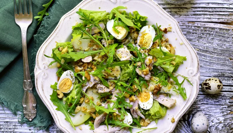 Salade verte au poulet et aux pommes