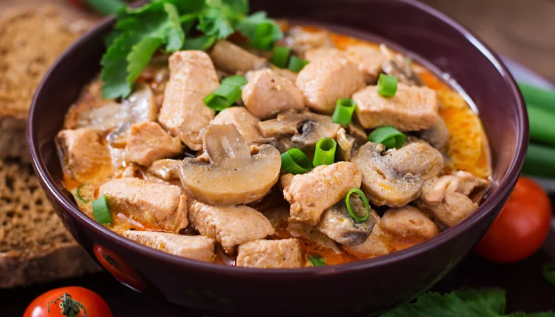 Sauté de dinde au paprika et champignons