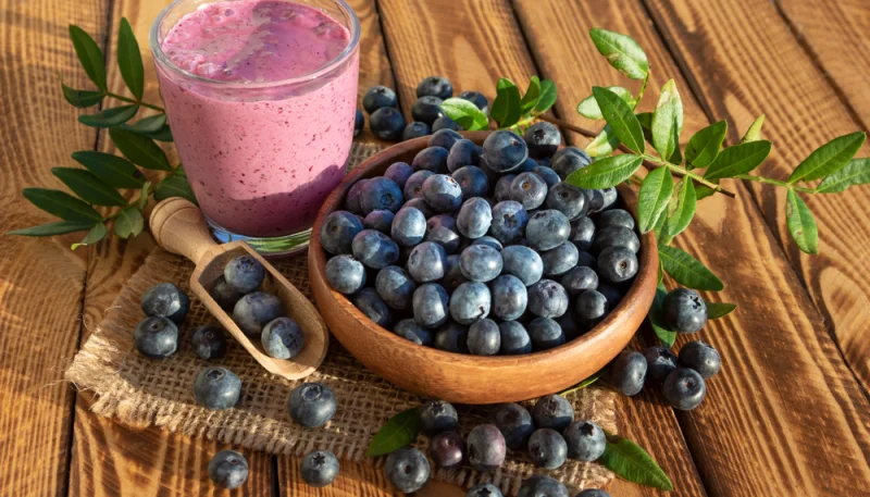 Smoothie myrtilles, rose et litchi