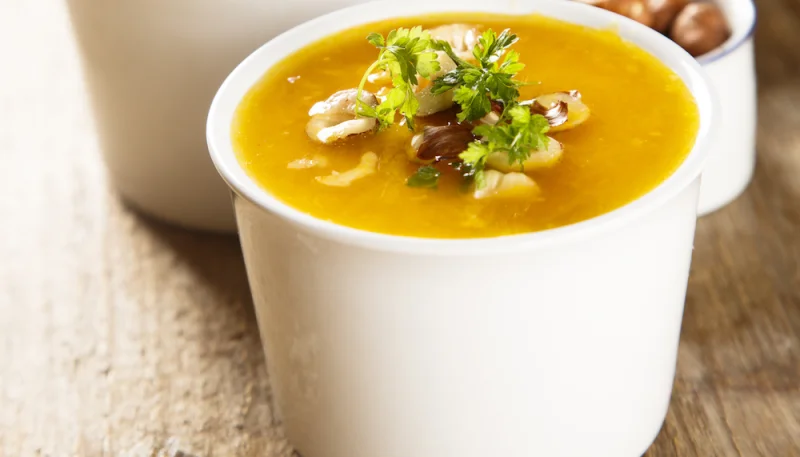Soupe froide de carottes aux noisettes