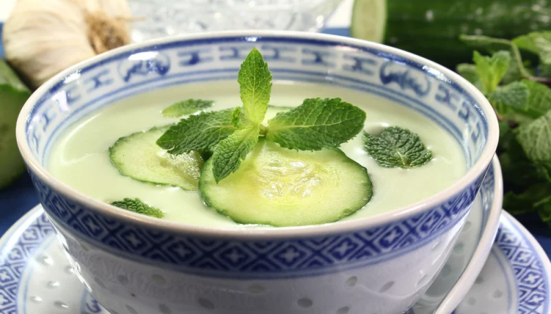 Soupe froide de concombres à la menthe