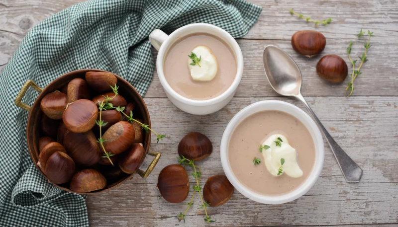 Velouté de châtaignes, chantilly à la cannelle et pain d'épices croustillant