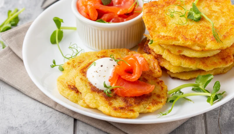 Galettes de pommes de terre au saumon fumé