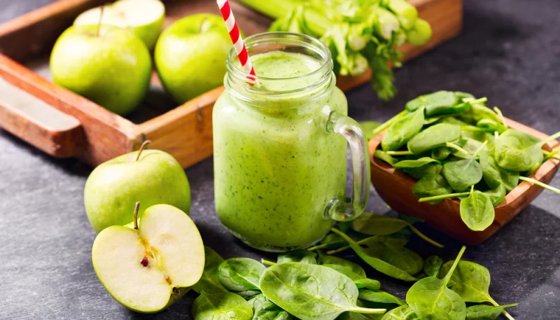 Smoothie épinards, pommes et céleri