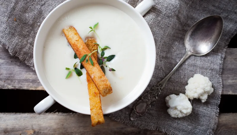 Velouté de chou-fleur au chèvre frais et au curry