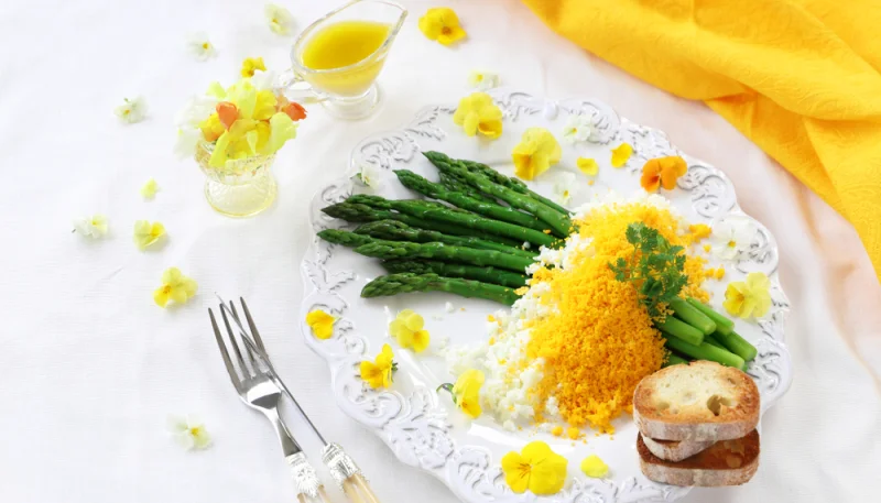 Asperges aux oeufs mimosa