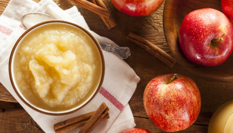Compote de pommes à la cannelle et aux amandes