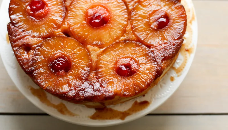 Gâteau renversé à l'ananas et aux cerises