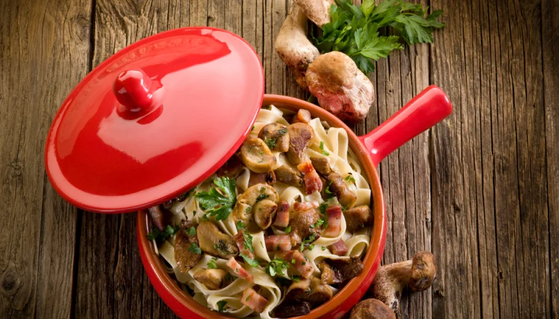 Pâtes aux champignons, crème et lardons