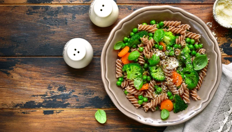 Pâtes complètes aux légumes de printemps