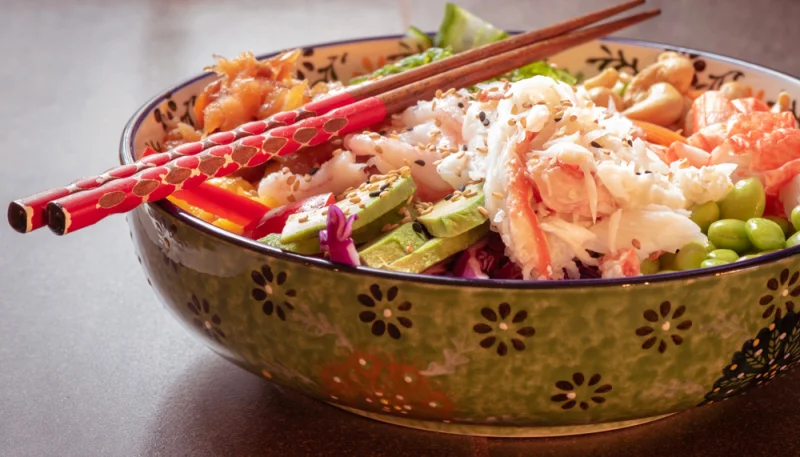 Poke bowl riz, édamame et avocat