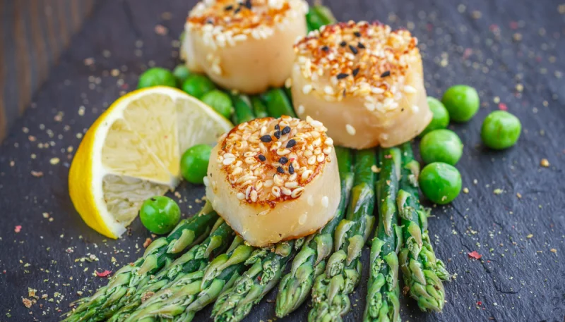 Saint-Jacques aux asperges vertes