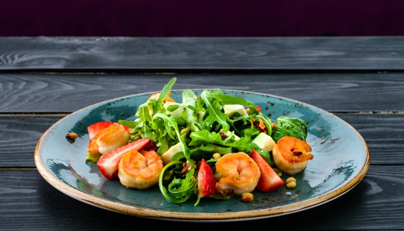 Salade aux kiwis et aux crevettes