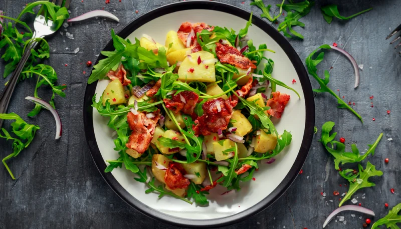 Salade de pissenlits aux pommes de terre et lardons