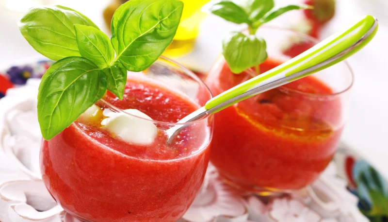 Soupe de fraises au basilic