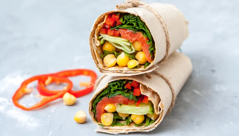 Wrap d'été au saumon fumé, concombre, poivron et pois chiches sans gluten