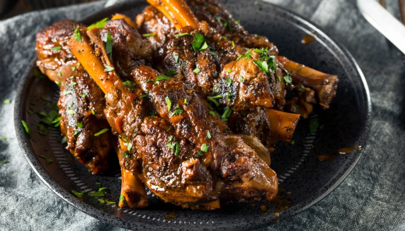 Jarret d'agneau au zeste d'orange, cerfeuil et chocolat