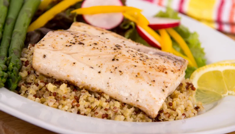 Papillote de cabillaud aux légumes, quinoa aux herbes