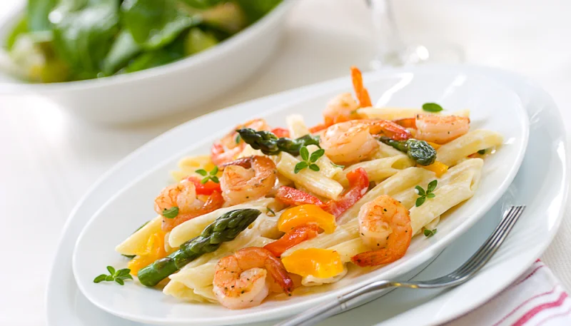 Pâtes fraîches aux asperges et aux gambas