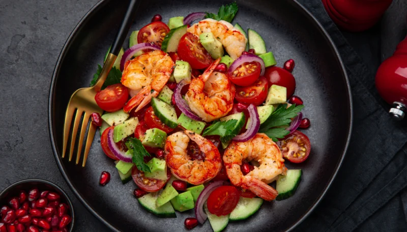 Salade de concombre, crevettes et tomates