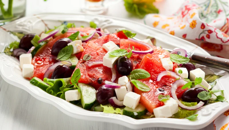 Salade de pastèque, feta et olives noires