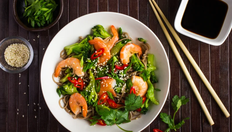Salade de fruits de mer aux légumes et nouilles chinoises