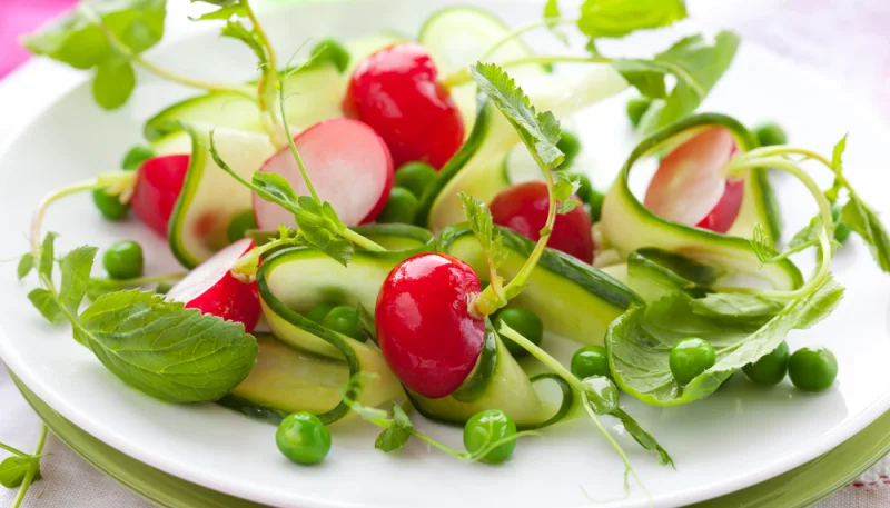 Salade radis rose concombre