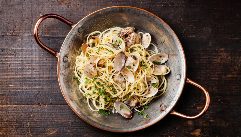 Spaghettis aux coques et pesto