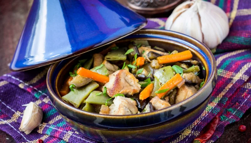Tajine d'agneau à l'artichaut, fèves et haricots verts