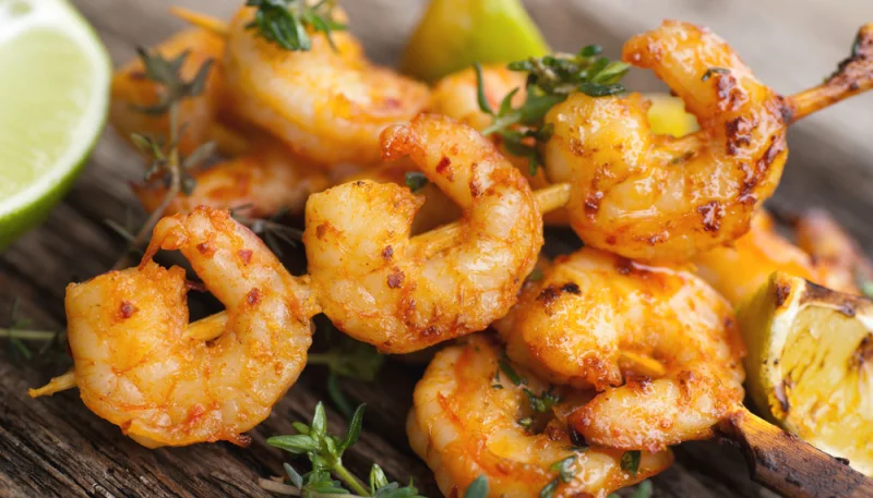 Brochettes de crevettes marinées à la bière