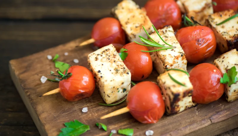 Brochettes feta tomates