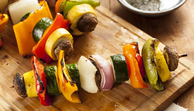 Brochettes de légumes marinées