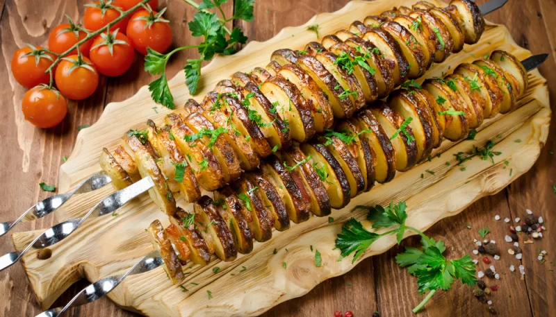 Brochettes de pommes de terre nouvelles à la saucisse sèche
