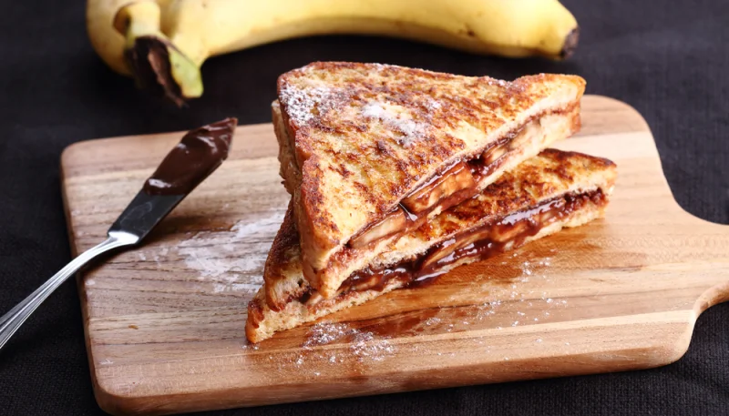 Croque-chocolat à la banane et aux noix