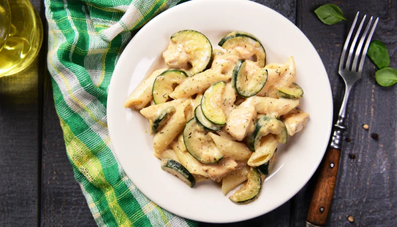 Penne aux rubans de courgettes et poulet