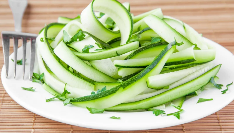 Salade de courgettes marinées