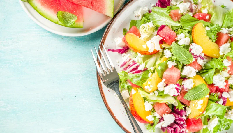 Salade d'été à la pastèque, pêche et feta
